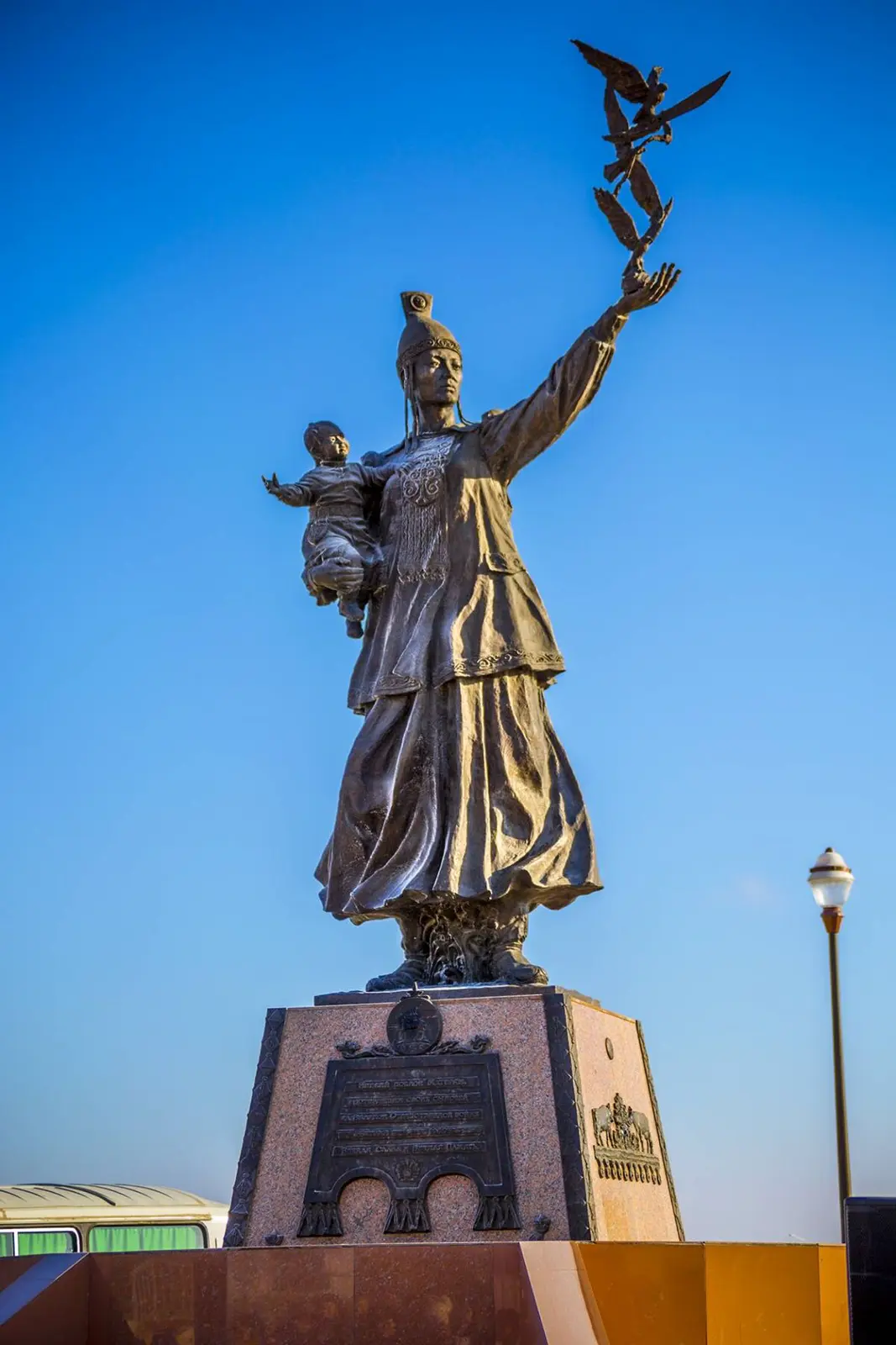 Озеро Сайсар, Сквер Матери